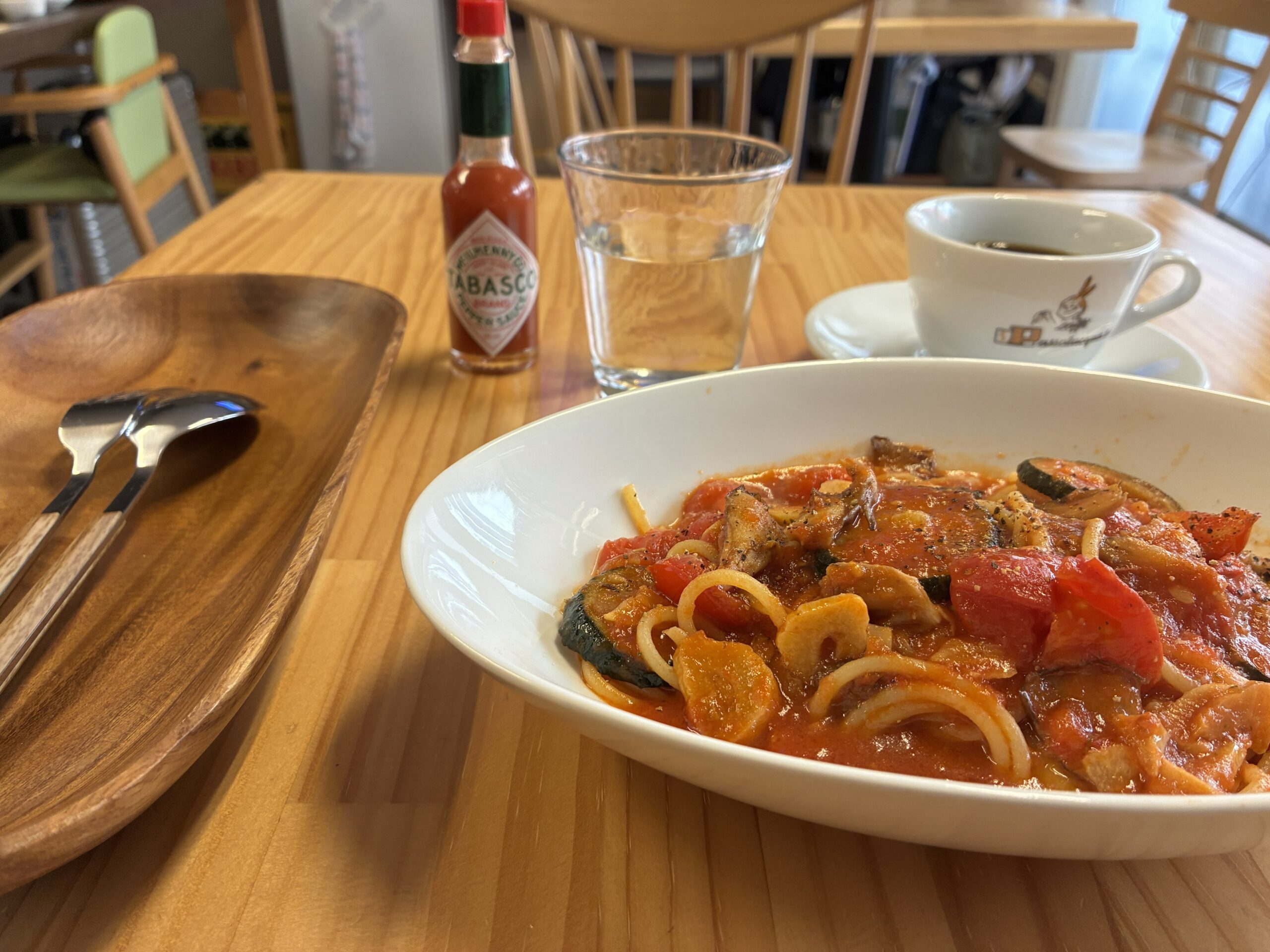 ezu cafeのズッキーニと舞茸のトマトソースパスタ